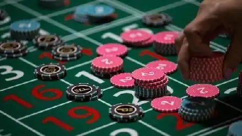 Pembalap Formula 1 berkompetisi di sirkuit internasional dengan cakupan langsung melalui pulau judi